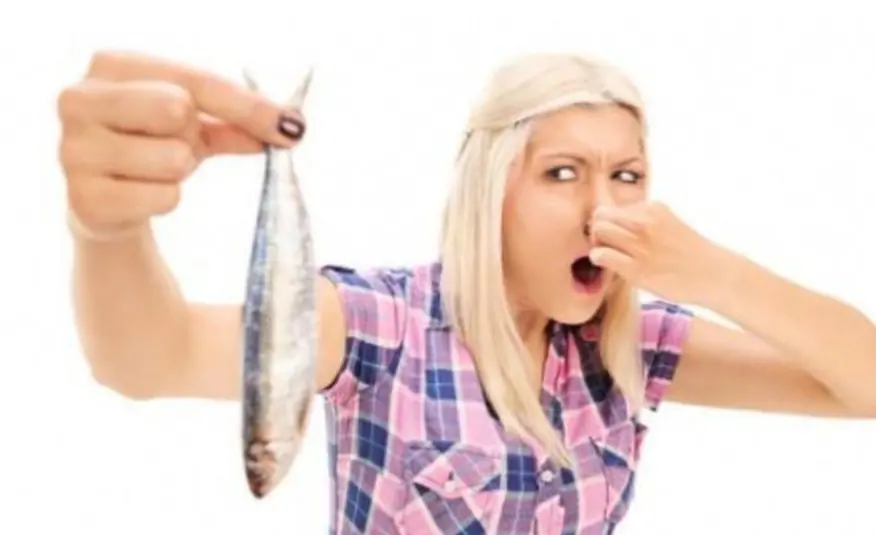 كيف تتخلص من رائحة الرنجة والفسيخ في اليدين؟